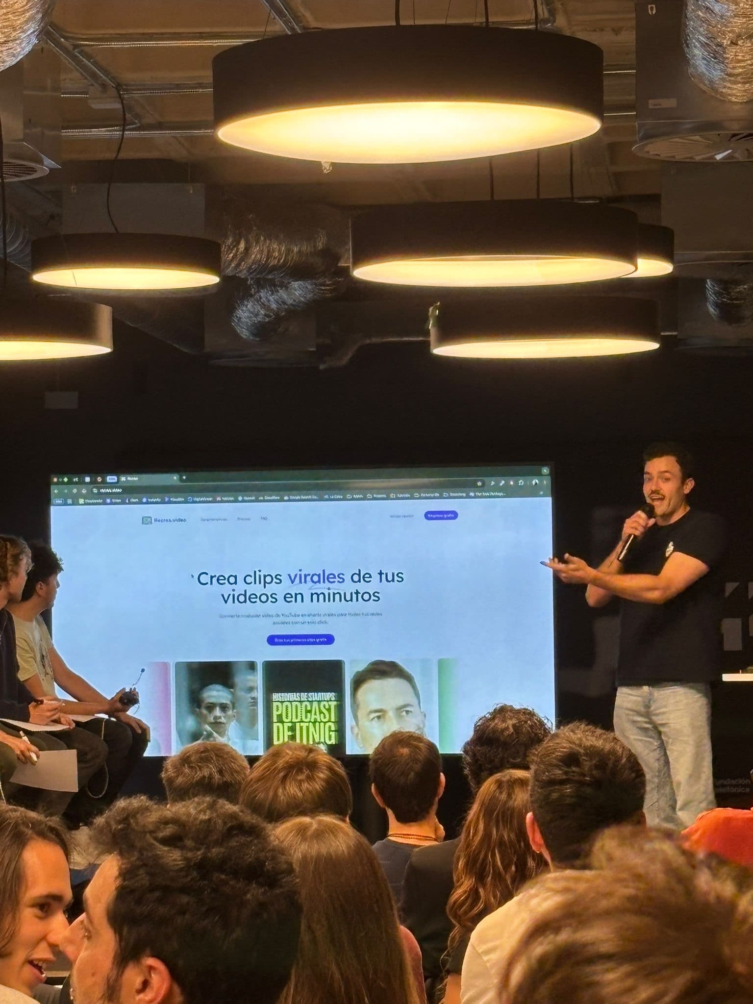 Sessió sobre intel·ligència artificial davant d'un auditori